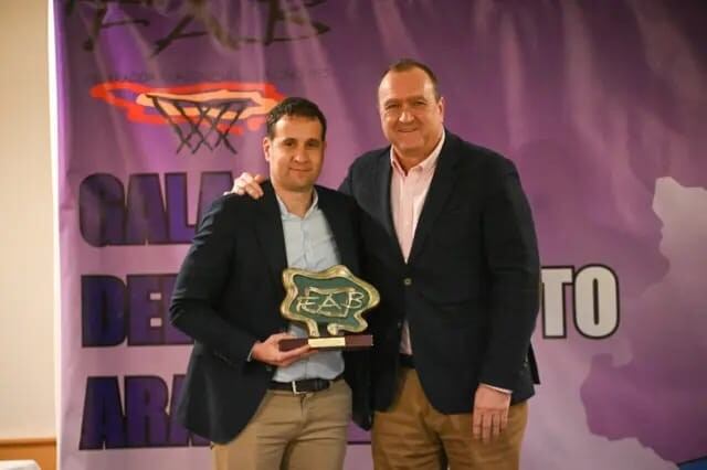 El barbastrense Modesto Herrero con el reconocimiento