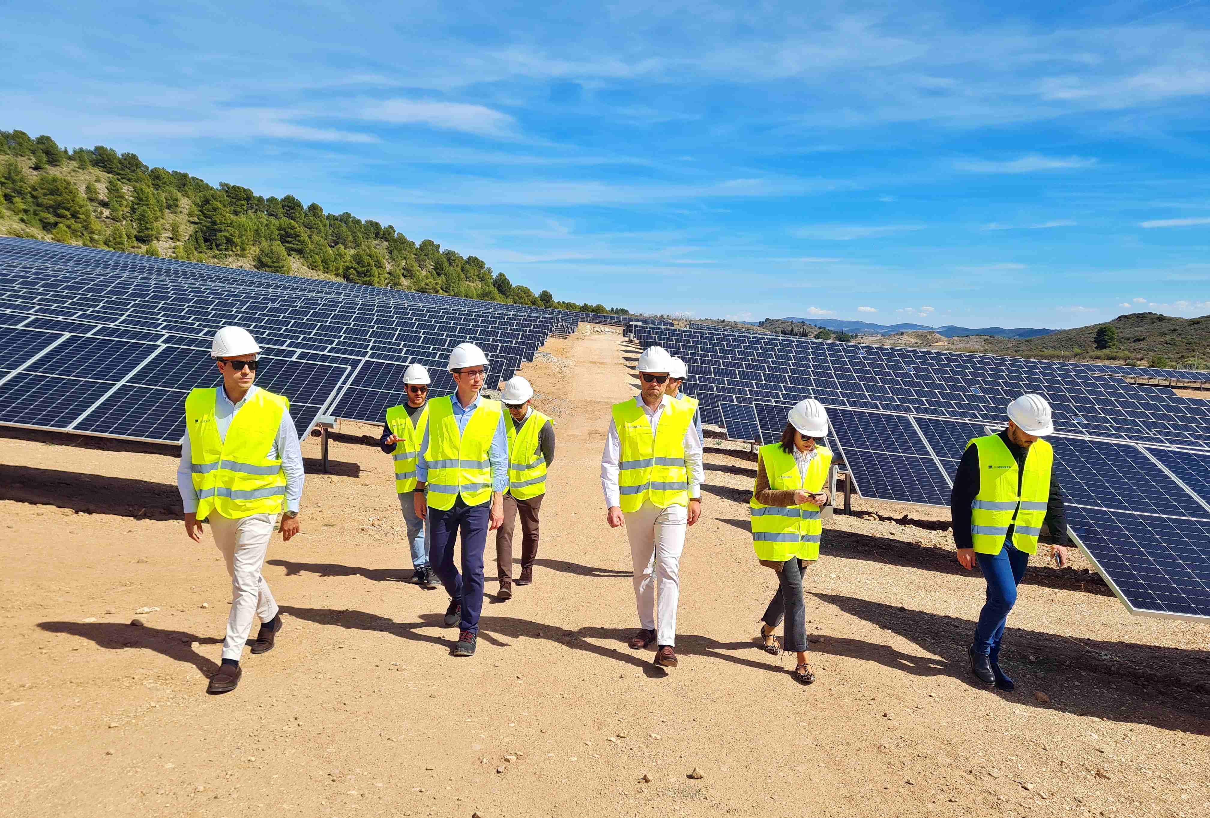 El alcalde de Caravaca durante la visita a la planta fotovoltaica