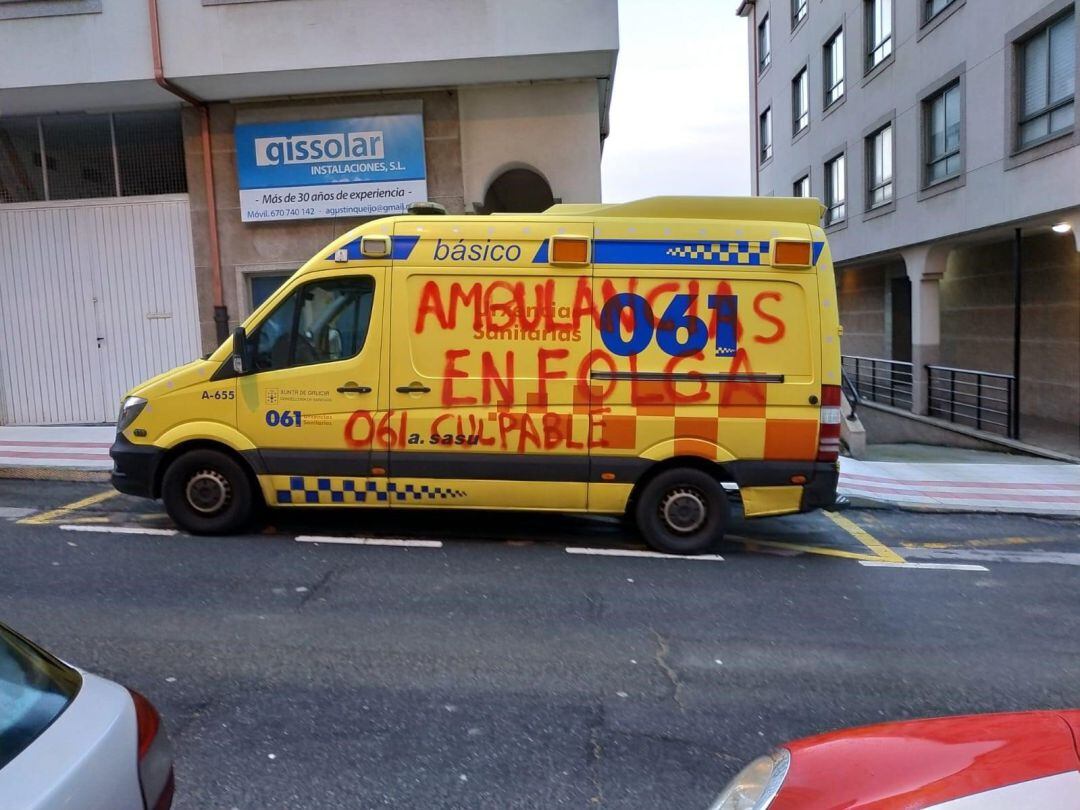 Ambulancia del 061 que sufrió destrozos y pintadas. 
 