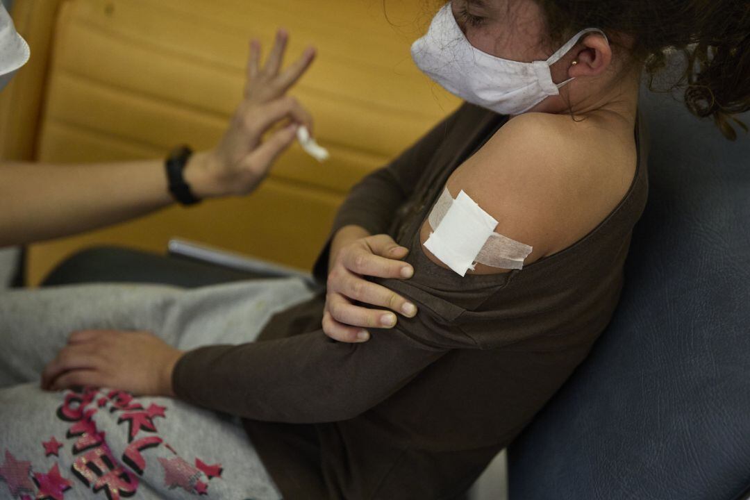 Una niña recibe una dosis de la vacuna contra el Covid-19, en el Hospital La Paz, a 15 de diciembre de 2021, en Madrid (España)