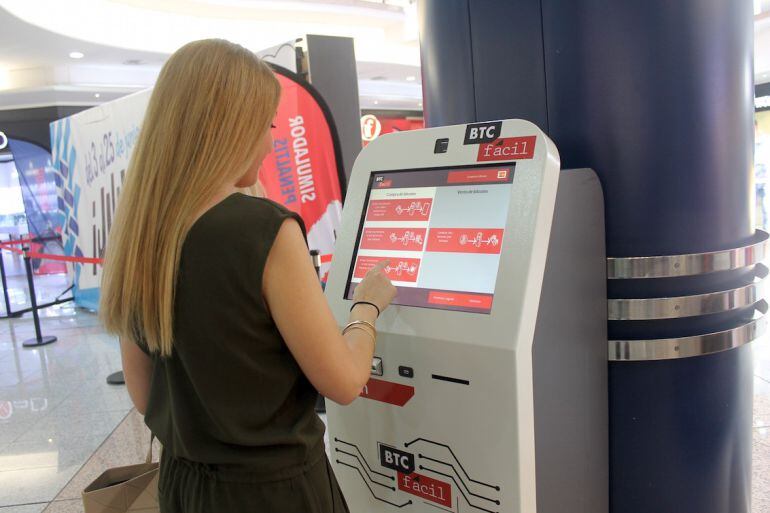 Máquina de "bitcoin" en el Centro Comercial l'Aljub