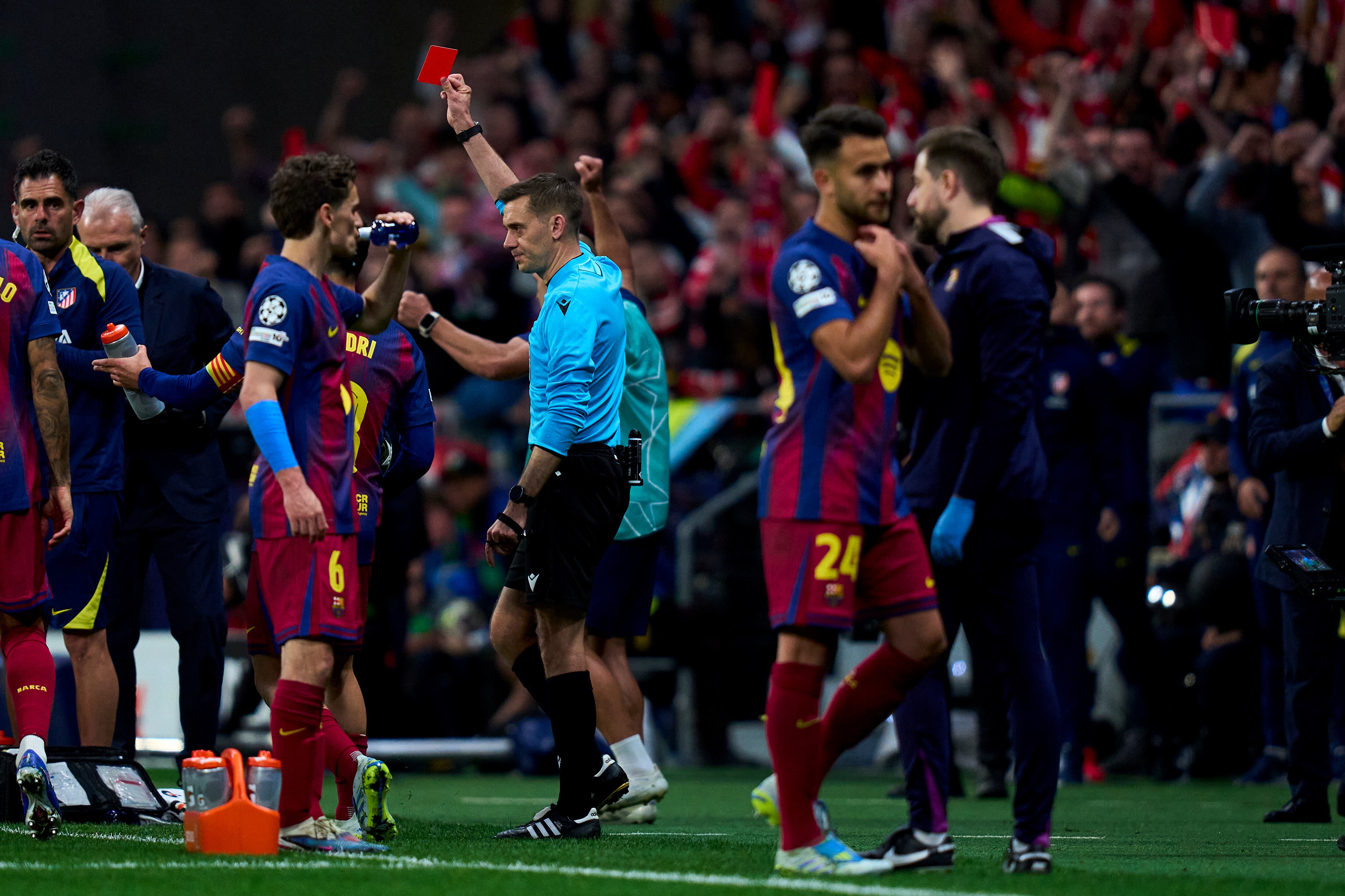 Turpin mostrando la tarjeta roja a Eric García