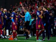 Turpin mostrando la tarjeta roja a Eric García