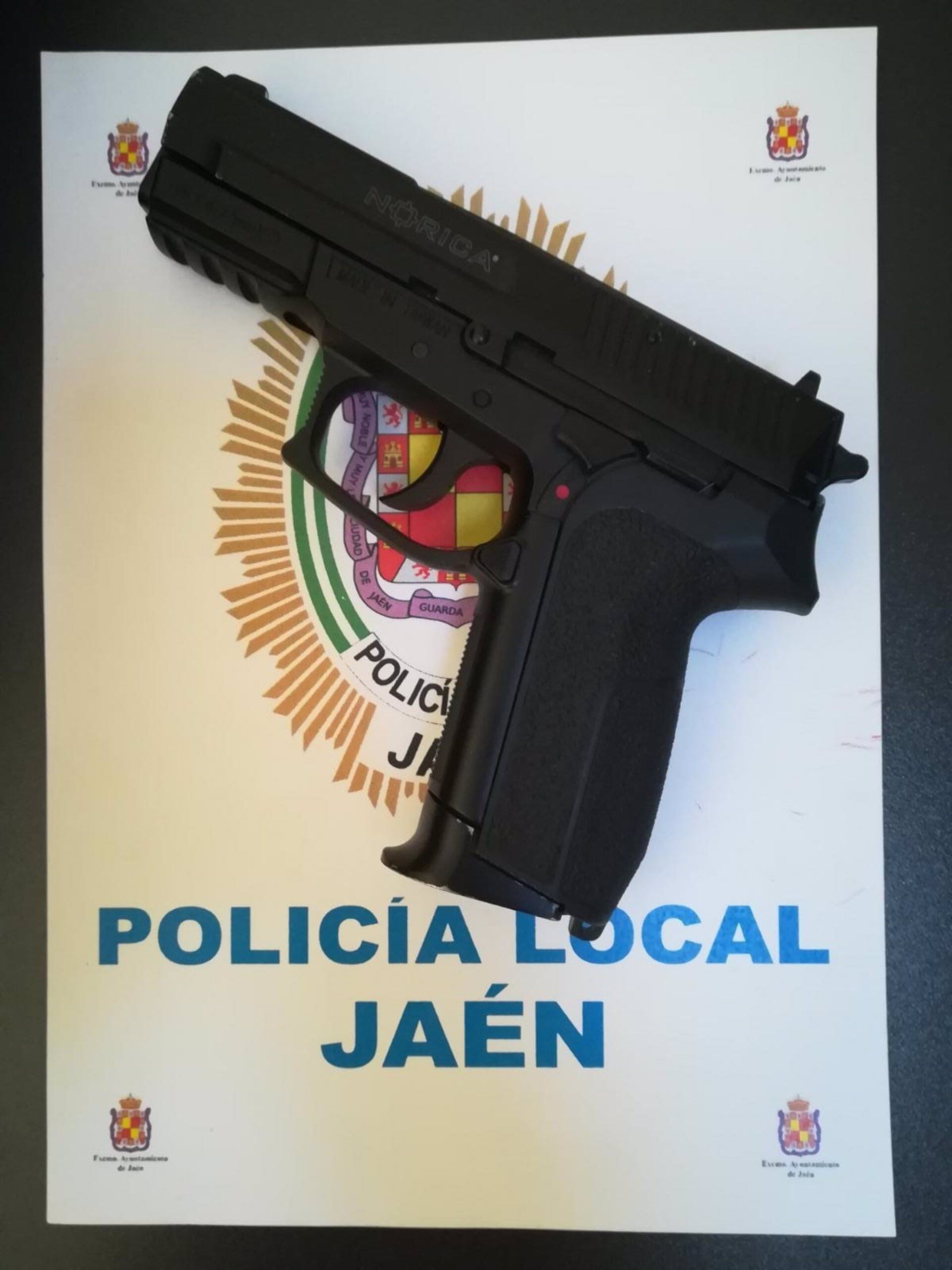 Pistola de aire comprimido intervenida por la Policía Local de Jaén