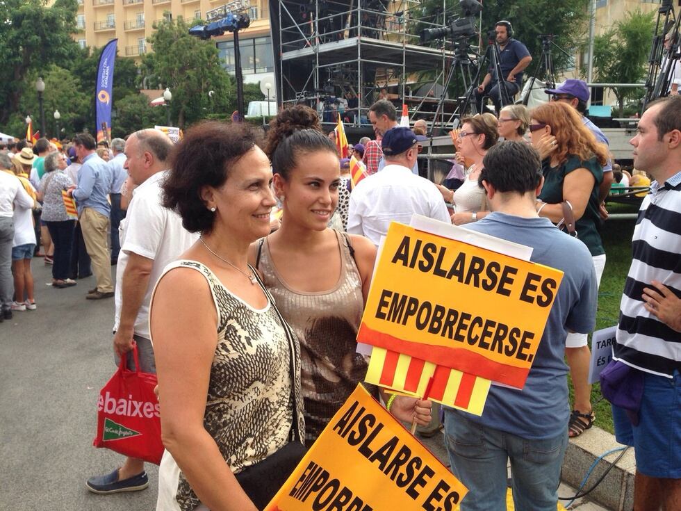 Participants lluint pancartes a l'acte de Societat Civil a Tarragona.