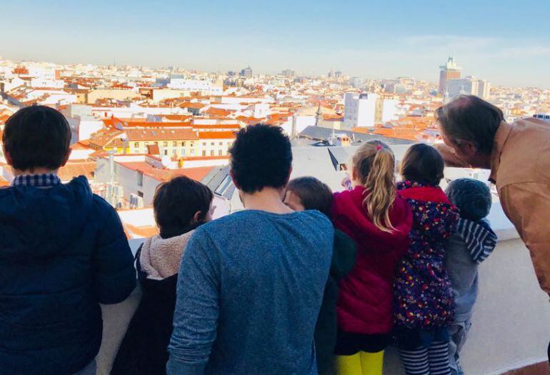 Jóvenes críticos señalando la ciudad de Madrid