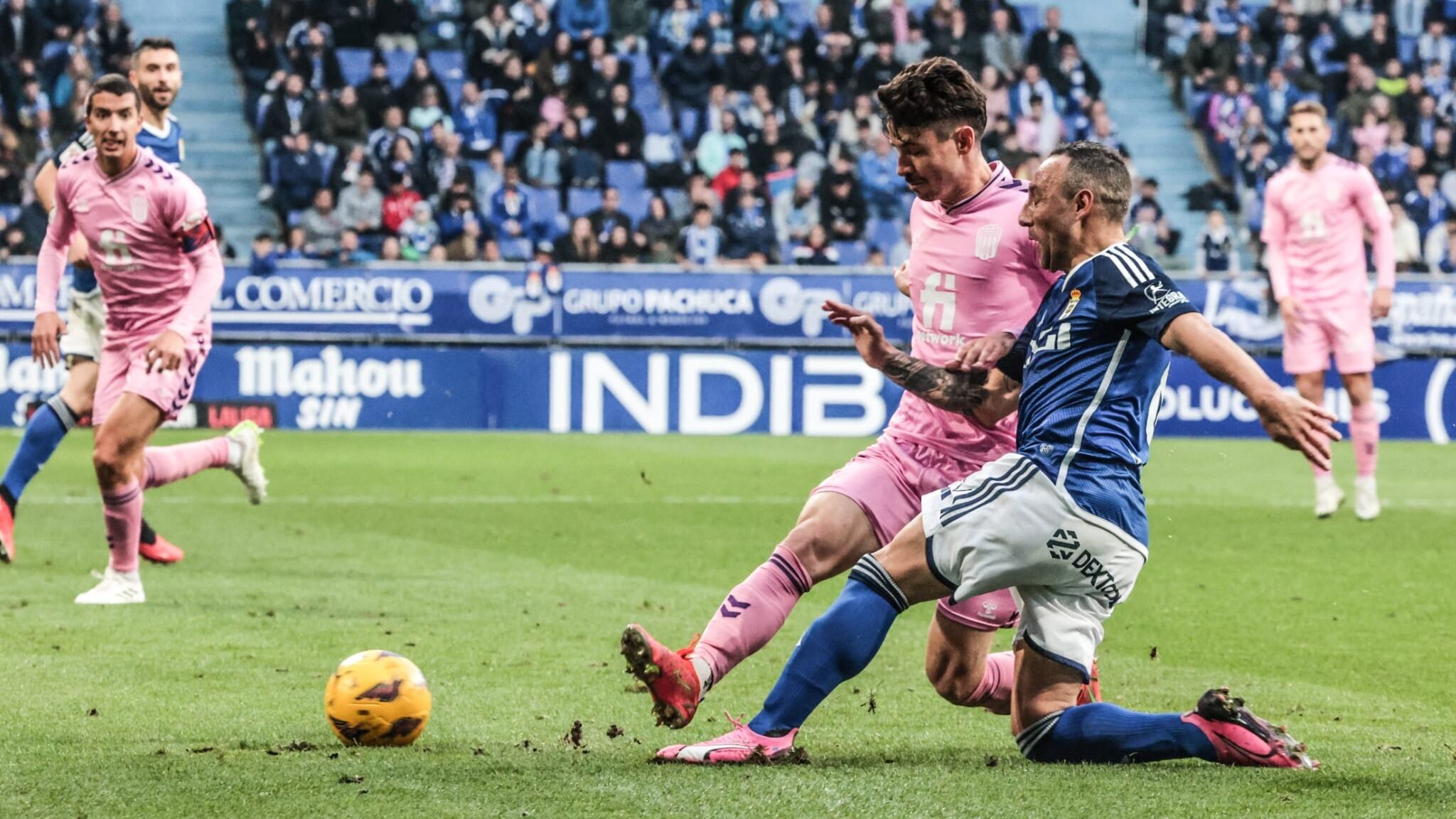 Toni Abad disputando el balón a Santi Cazorla