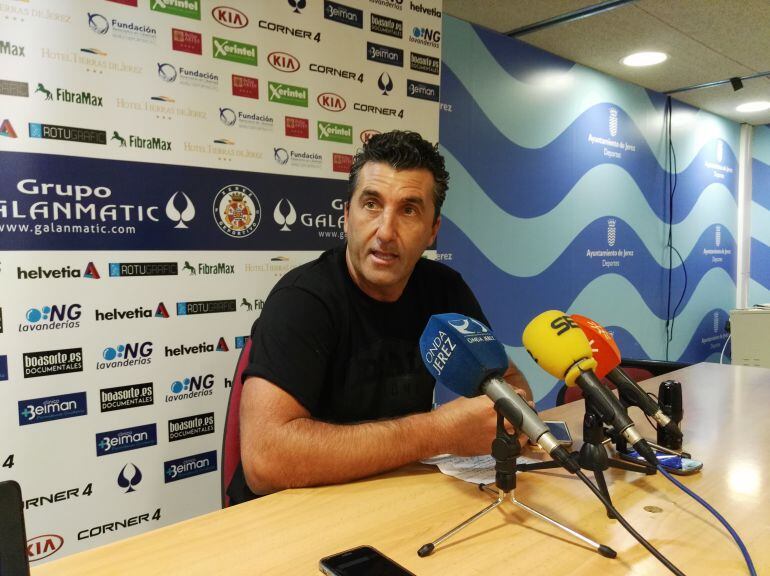 Edu Villegas durante una rueda de prensa en Chapín