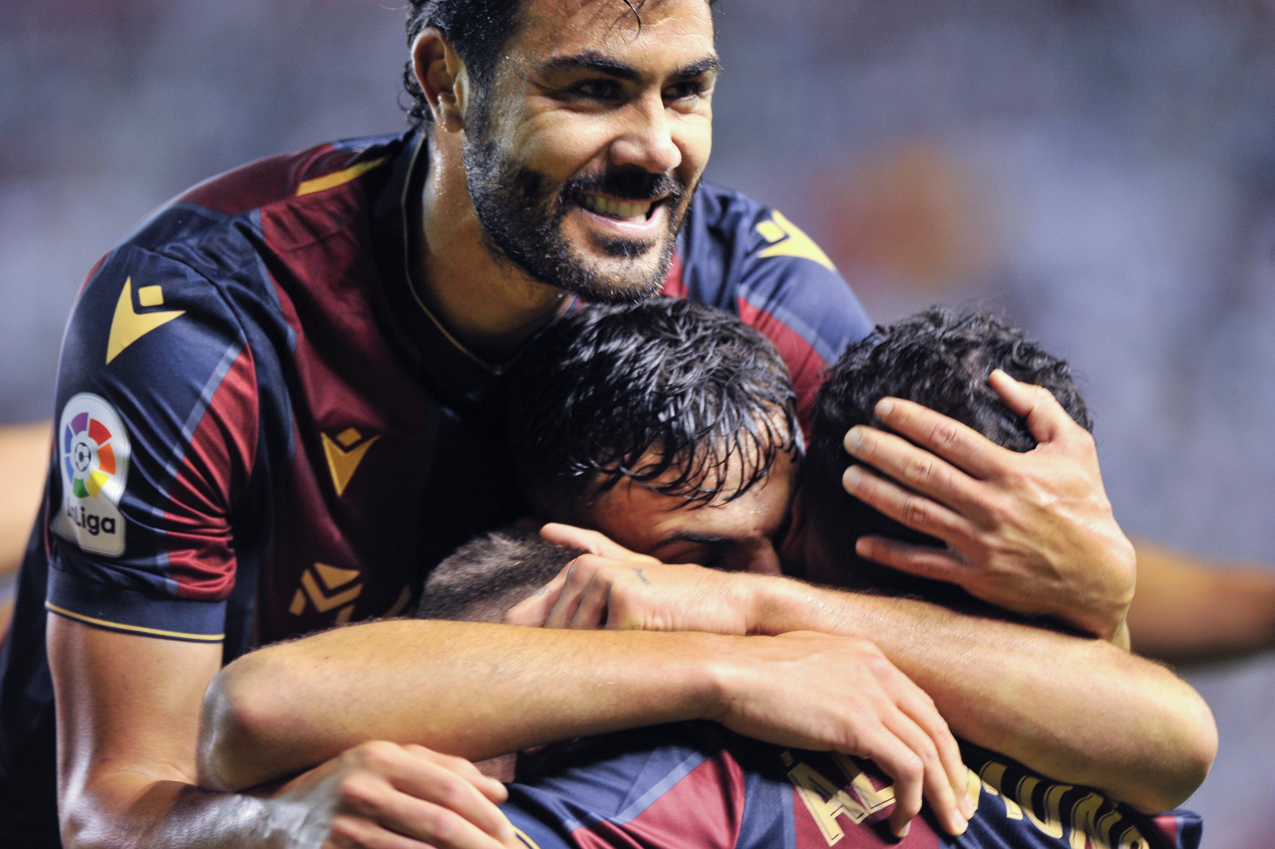 Los jugadores del Levante celebran el segundo gol de Jorge de Frutos, delantero del Levante, durante el partido de ida de semifinales de playoff de ascenso de Segunda División entre el Albacete Balompié y el Levante UD, este sábado en el Estadio Carlos Belmonte, en Albacete. EFE/ Manu