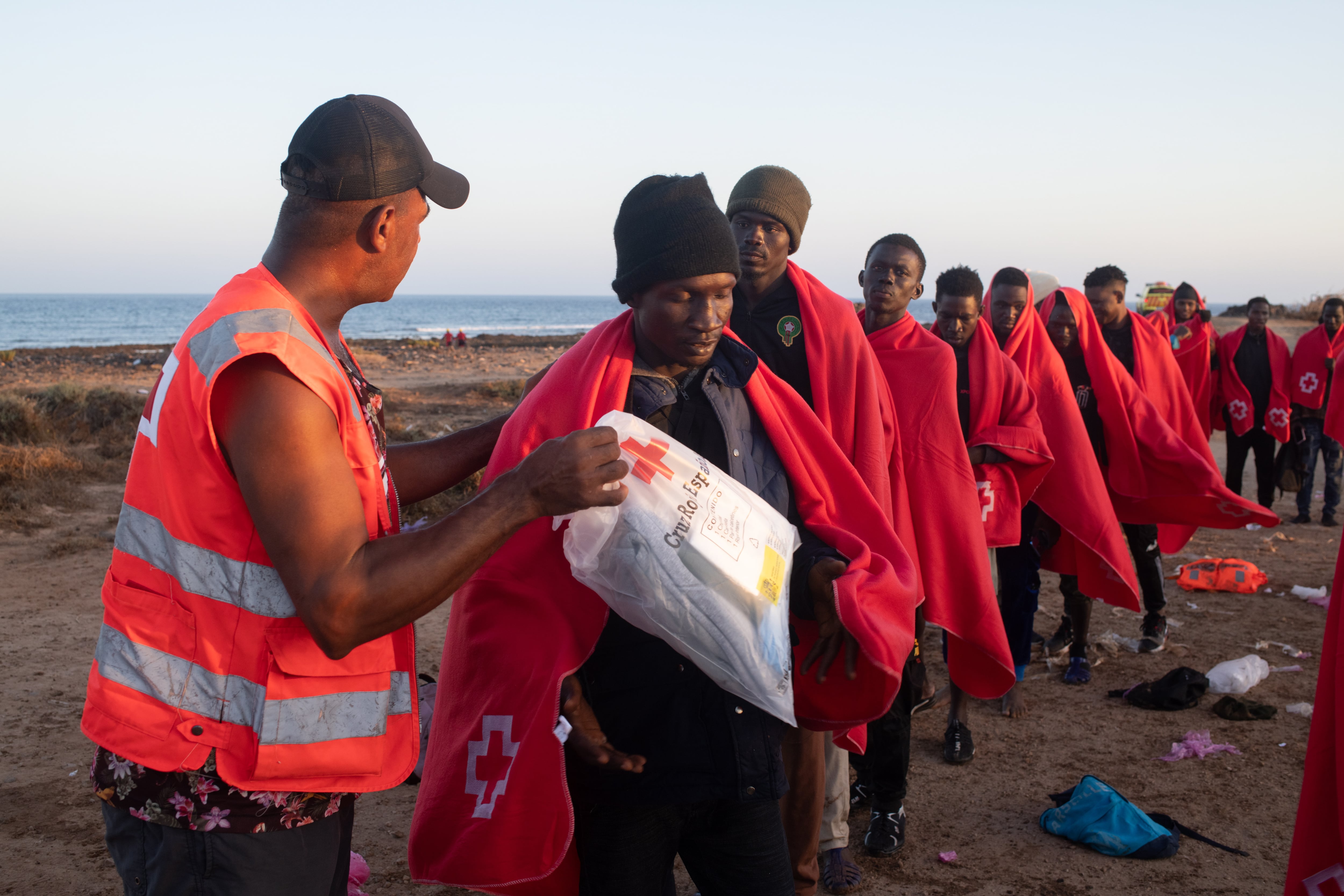 Al menos 812 migrantes han arribado a las costas canarias en las últimas 24 horas a bordo de 11 embarcaciones llegadas a las islas de El Hierro, Lanzarote, La Gomera, Fuerteventura y Gran Canaria