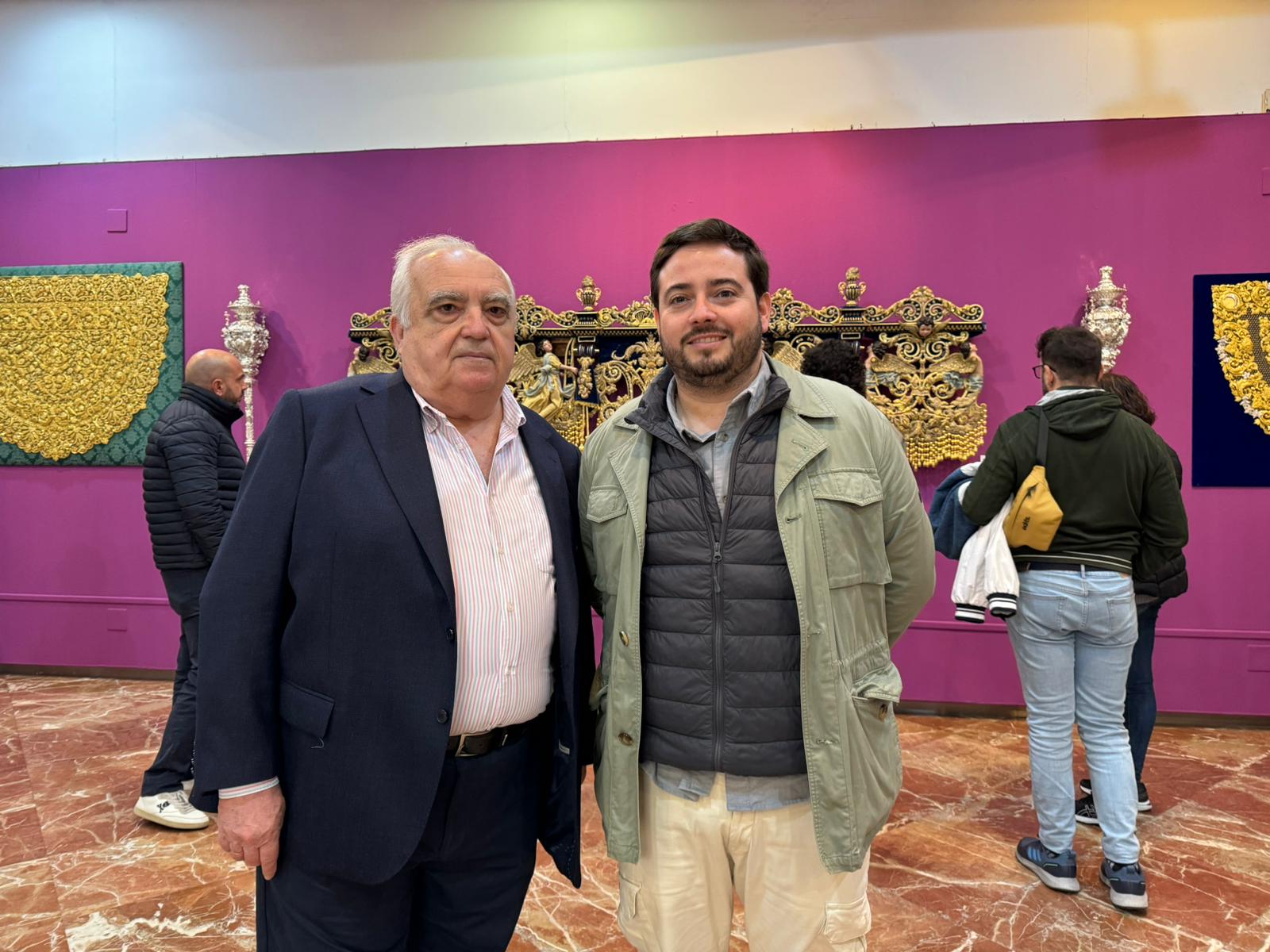 Antonio Garduño, a la izquierda de la imagen, junto a nuestro compañero José Manuel Peña en la muestra de estrenos y restauraciones de la Semana Santa