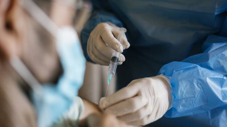 Rafa Vilasanjuan: "Si las vacunas bajan enormemente su eficacia, posiblemente haya que ir a la tercera dosis"