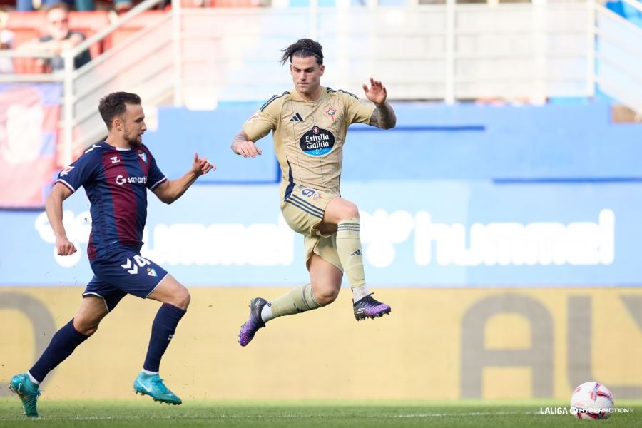 Eneko Jauregi, en una acción del Eibar-Racing (foto: LaLiga Hypermotion)