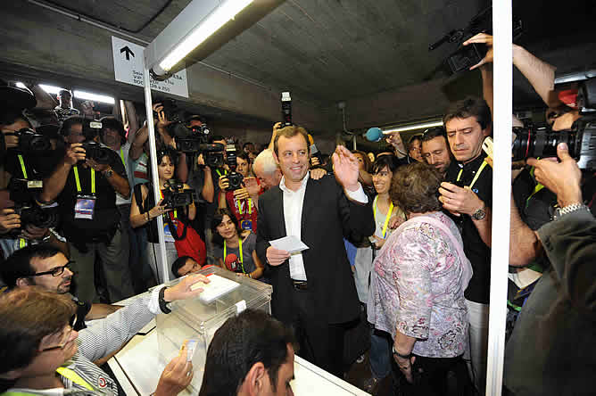 Sandro Rosell, en el momento de ejercer su derecho al voto