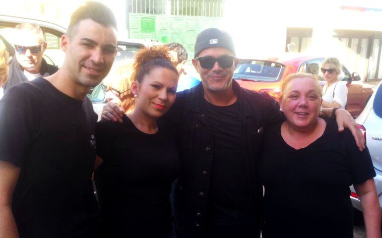 Alejandro Sanz con los dueños del bar de San Andrés