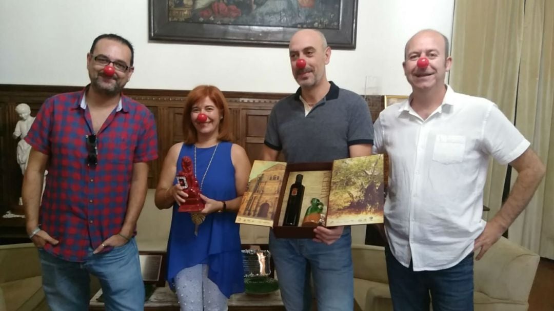 Los payasos &#039;Salpiñoni&#039;, pregoneros de la Feria de Úbeda 2018, recibidos por la alcaldesa Toni Olivares