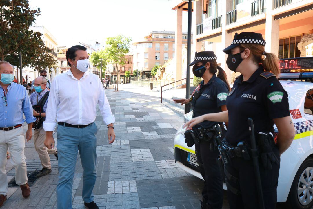 Bellido saluda a unas agentes en la presentación de los nuevos vehículos de la Policía Local.