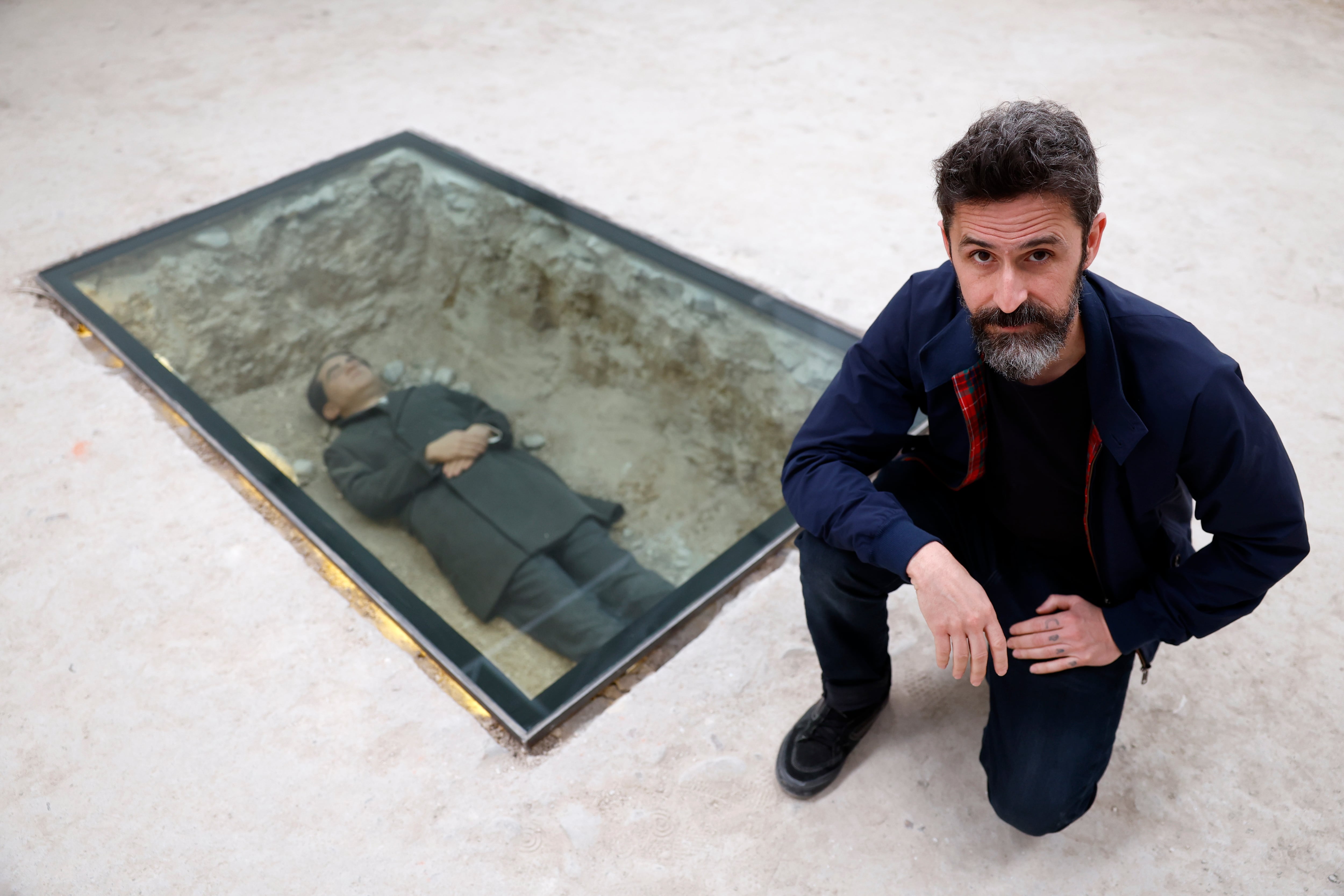 &#039;Ruina&#039;, una escultura hiperrealista de Federico García Lorca, obra del artista Eugenio Merino, que puede verse en la galería Memoria de Carabanchel (Madrid) hasta el 11 de mayo. EFE/ Mariscal