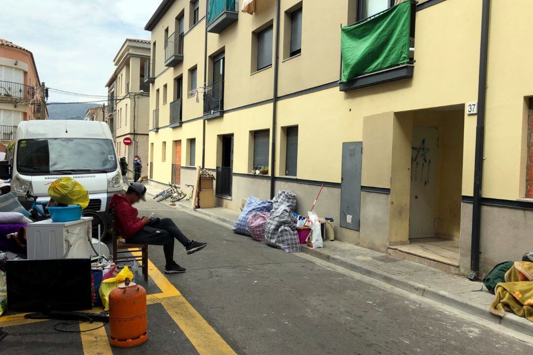 Bloc de pisos desallotjat a Calonge