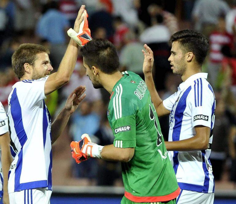 GRA720. GRANADA, 22/09/2015.- Los jugadores de la Real Sociedad celebran el triunfo por 0-3 frente al Granada CF tras el partido de la quinta jornada de Liga en Primera División que Granada CF y Real Sociedad juegaron esta noche en el estadio Nuevo Los Cármenes, en Granada. EFE/MIGUEL ÁNGEL MOLINA