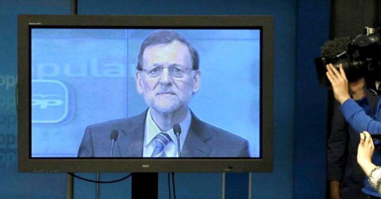 Imagen de la famosa comparecencia de Rajoy a través de un plasma en febrero de 2013