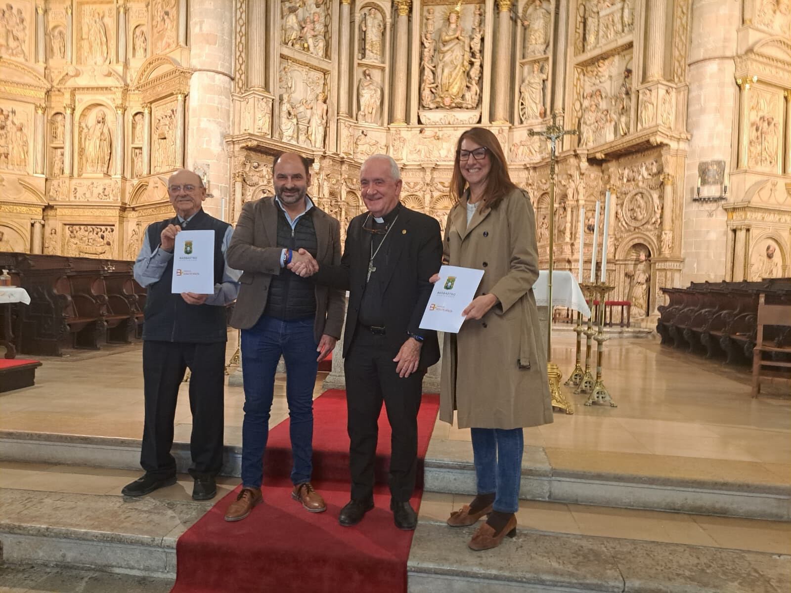 Ángel Noguero, Fernando Torres, Ángel Pérez y Blanca Galindo tras la firma del convenio