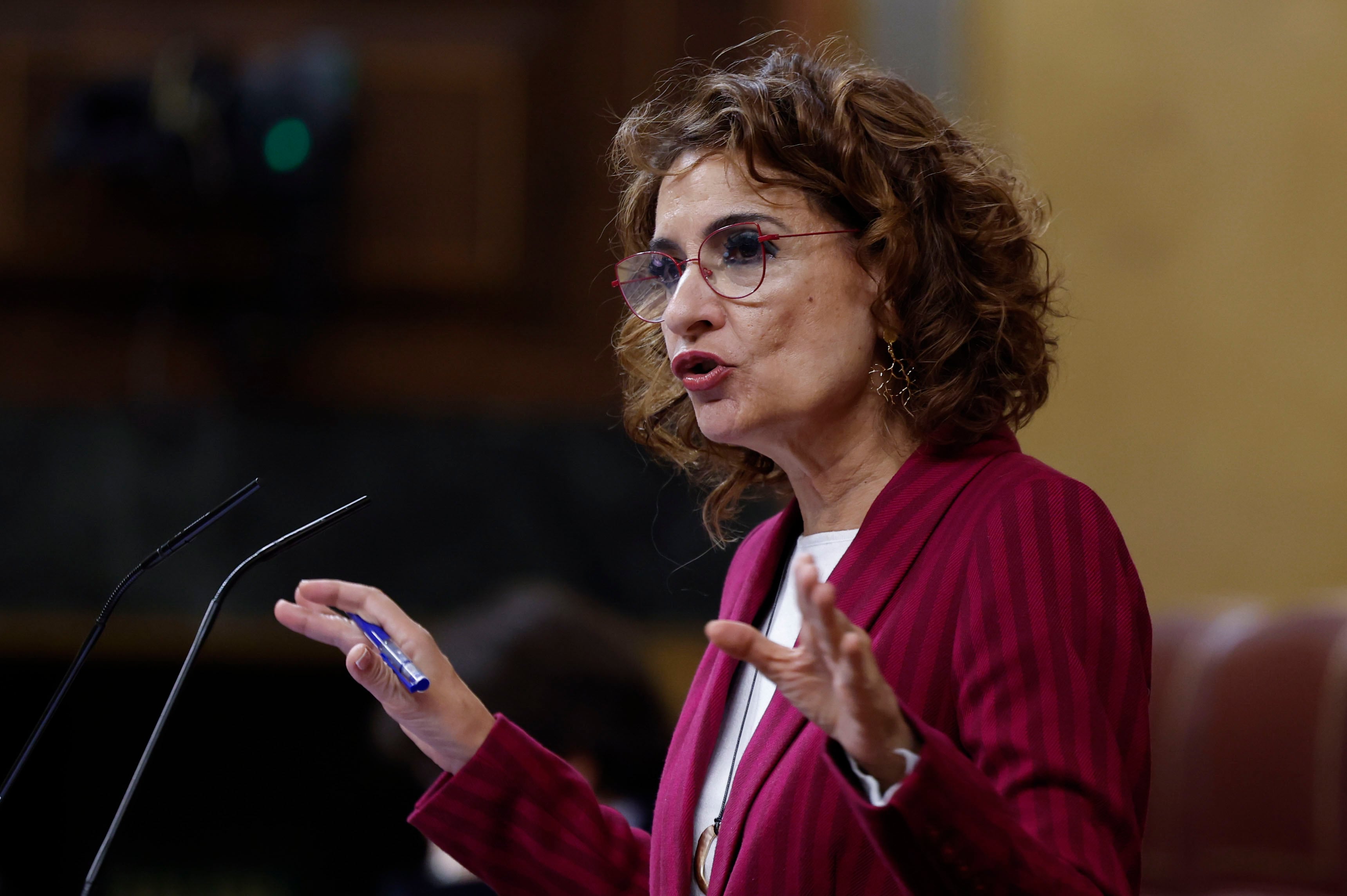 MADRID, 27/11/2025.- La vicepresidenta primera y Ministra de Hacienda y de Función Pública, María Jesús Montero interviene en el pleno del Congreso. EFE/Chema Moya