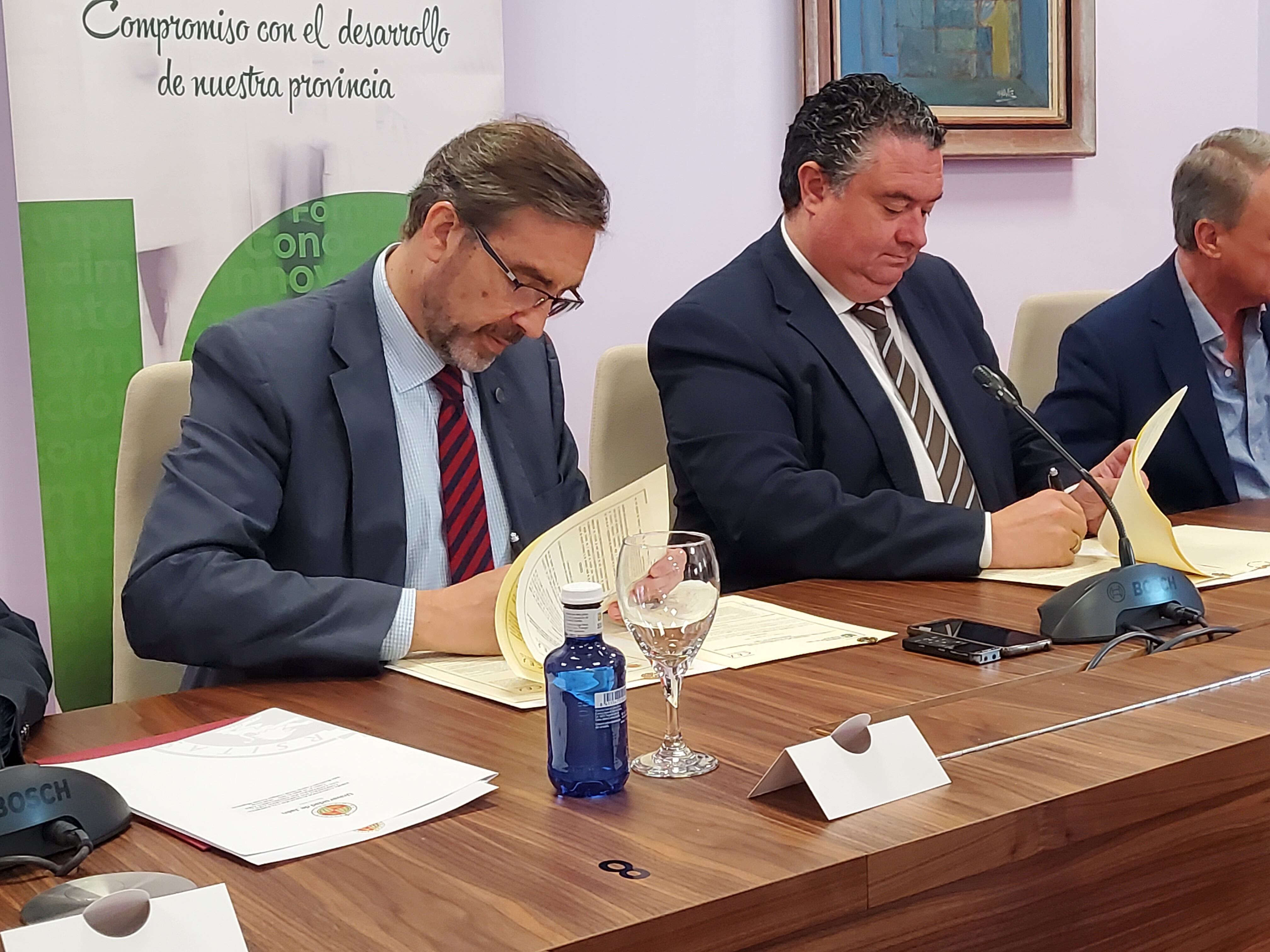 Juan Gómez y Bartolomé González firman un convenio.