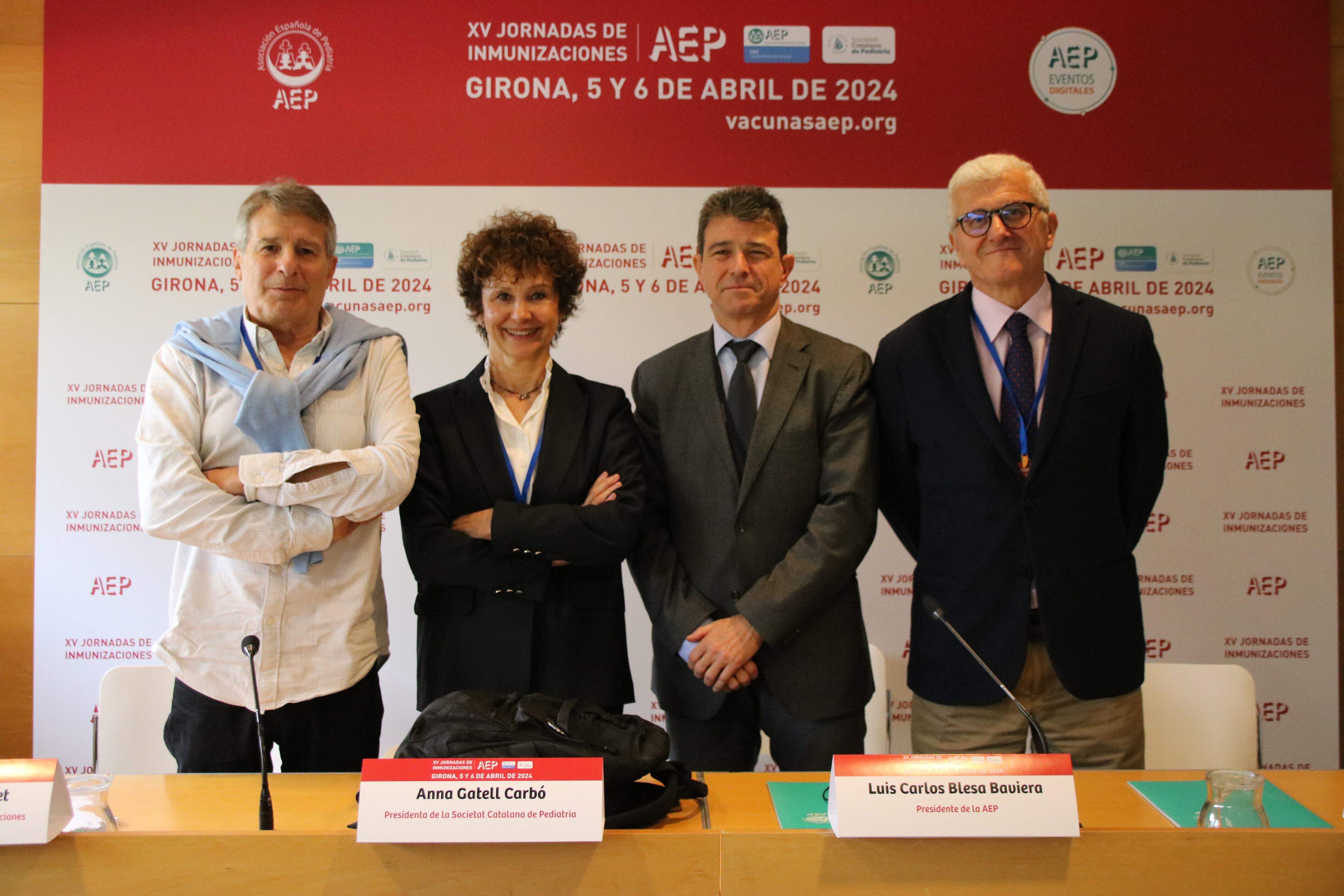 El codirector de les jornades, Pepe Serrano; la presidenta de la Societat Catalana de Pediatria, Anna Gatell; el president de l&#039;AEP, Luís Carlos Blesa i el coordinador del Comité Asesor de Vacunes, Francisco Álvarez