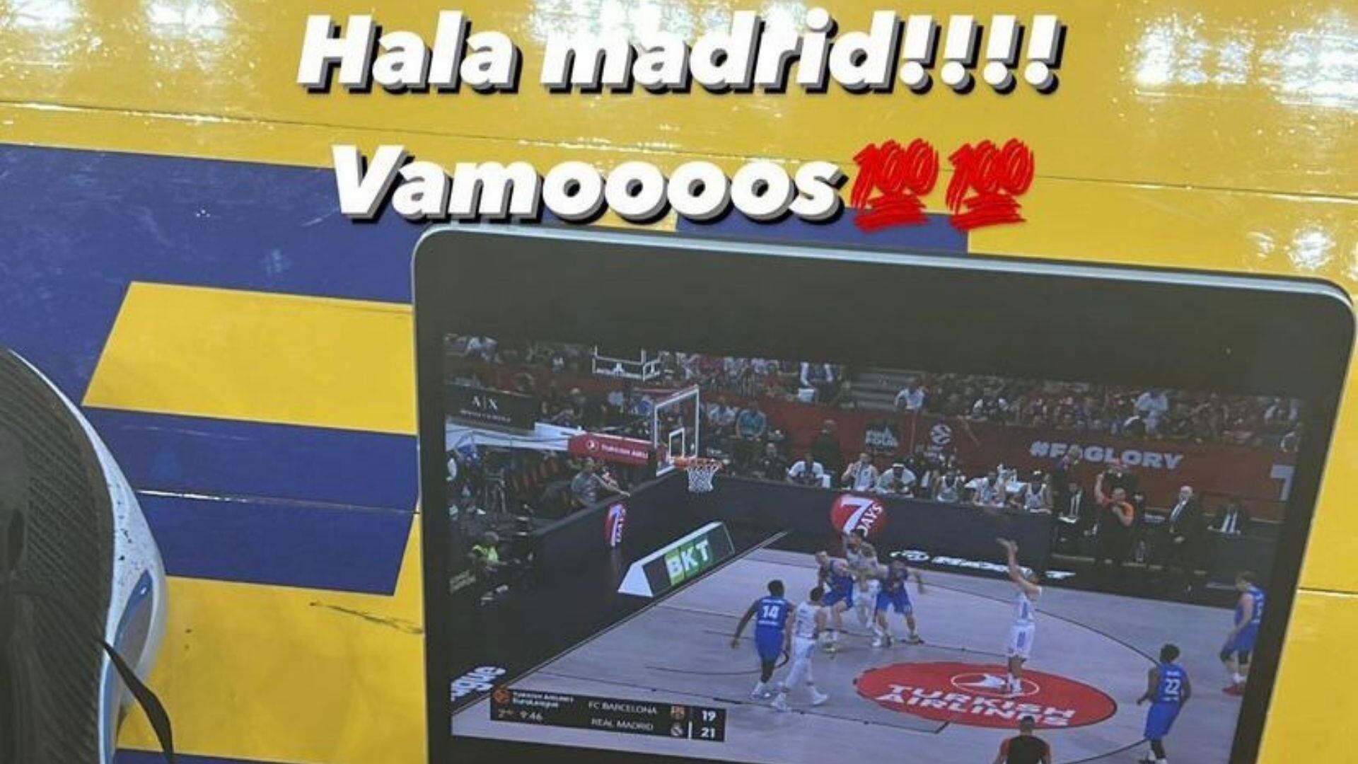 Luka Doncic viendo el partido del Real Madrid de la Euroliga.