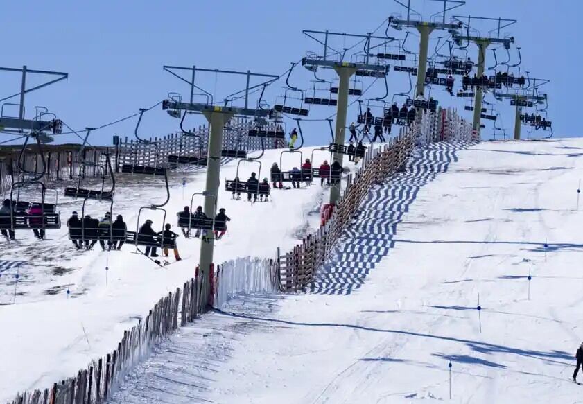 Los remontes en las estaciones han  transportado a cientos de esquiadores