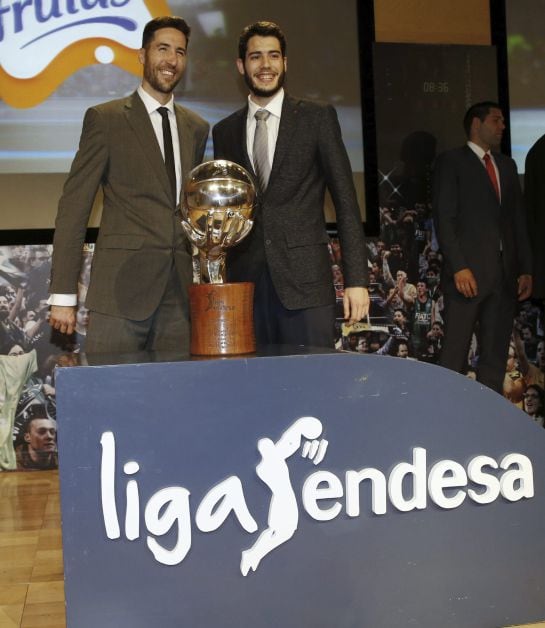 GRA126. MADRID, 25/05/2015.- El jugador del FC Barcelona Álex Abrines (d) y el jugador del FIATC Joventut Sergi Vidal (i), que se verán las caras en los cuartos de final de la Liga, que darán comienzo este jueves, posan con el trofeo que se llevará el cam