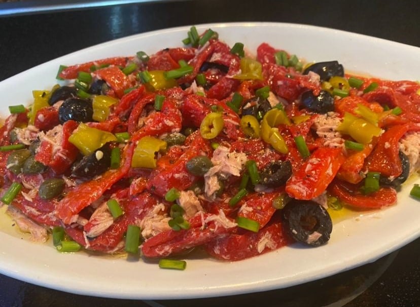 Ensalada de pimientos, piparras y cebollino.