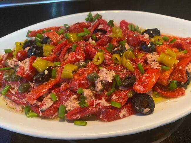 Ensalada de pimientos, piparras y cebollino.