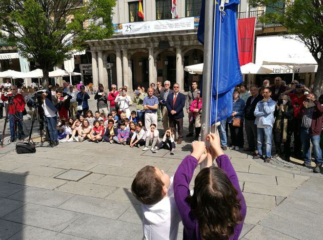 Dos alumnos del colegio Fray izan la bandera de la Unión Europea