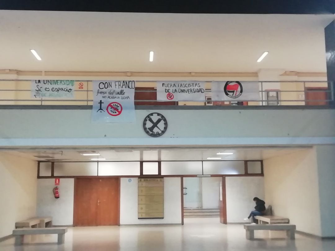 Pancartas sobre la exhumación de Franco en el vestíbulo de la Facultad de Geografía e Historia de la Complutense. 