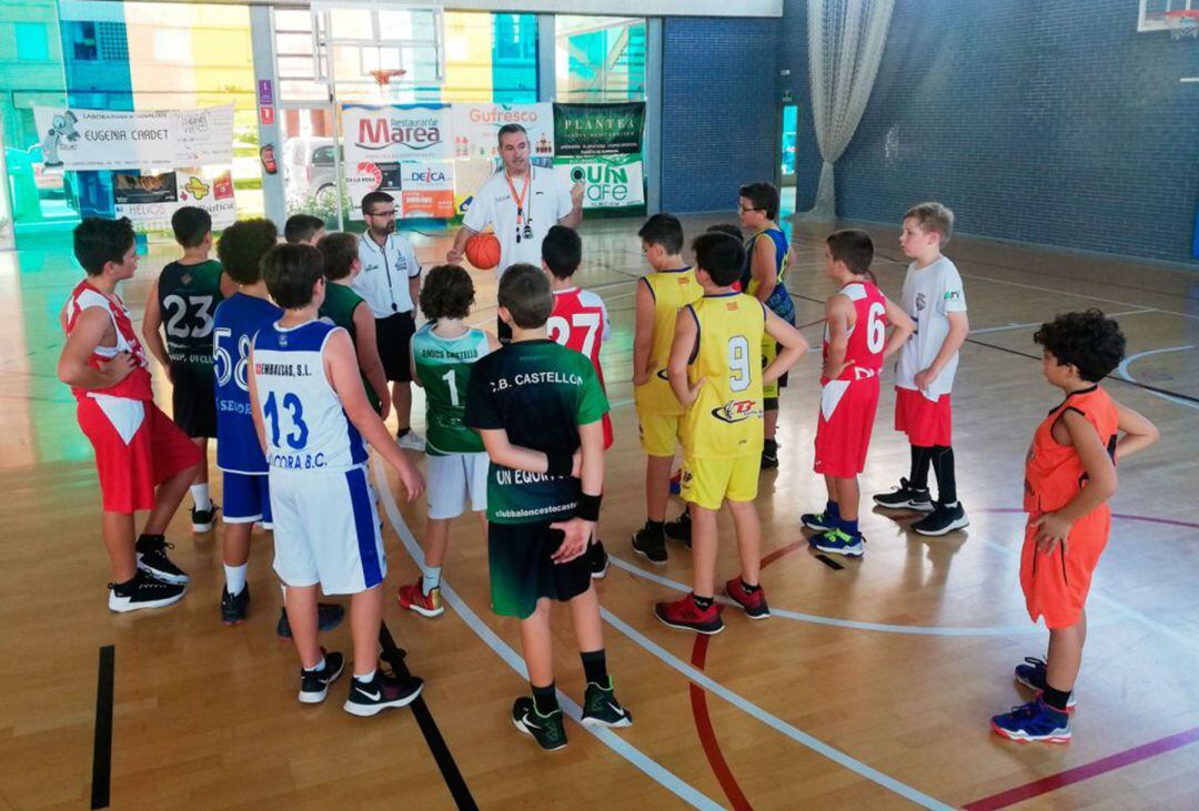 Técnicos de la Federación con jugadores alevines.