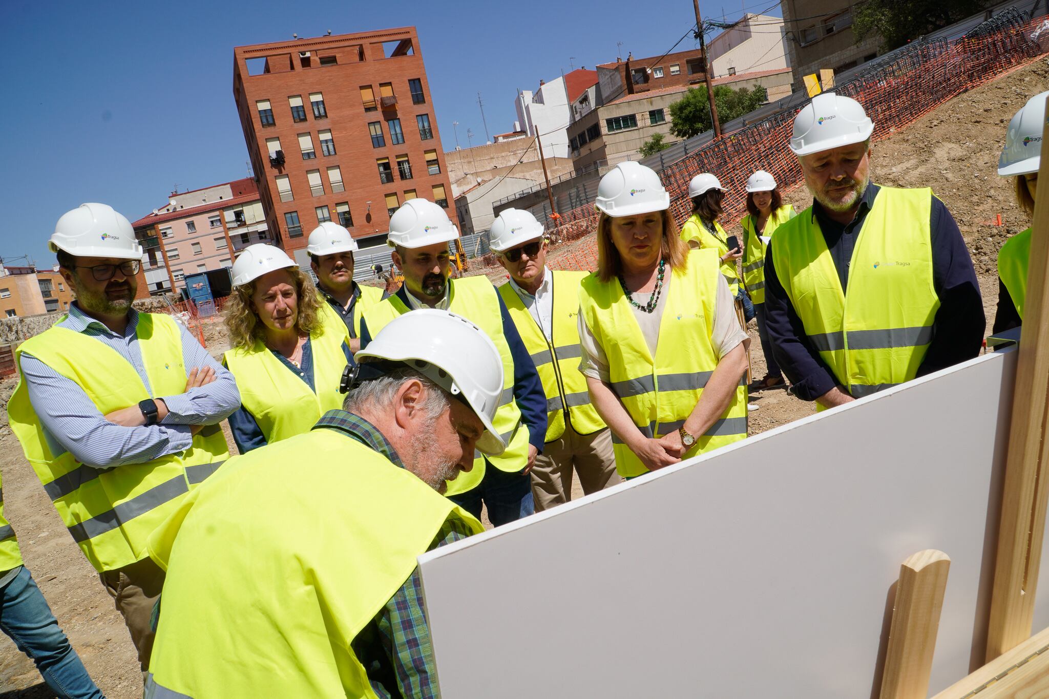 La consejera de Educación y el alcalde de Cuenca (d) visitan las obras del gimnasio del colegio "La Paz"