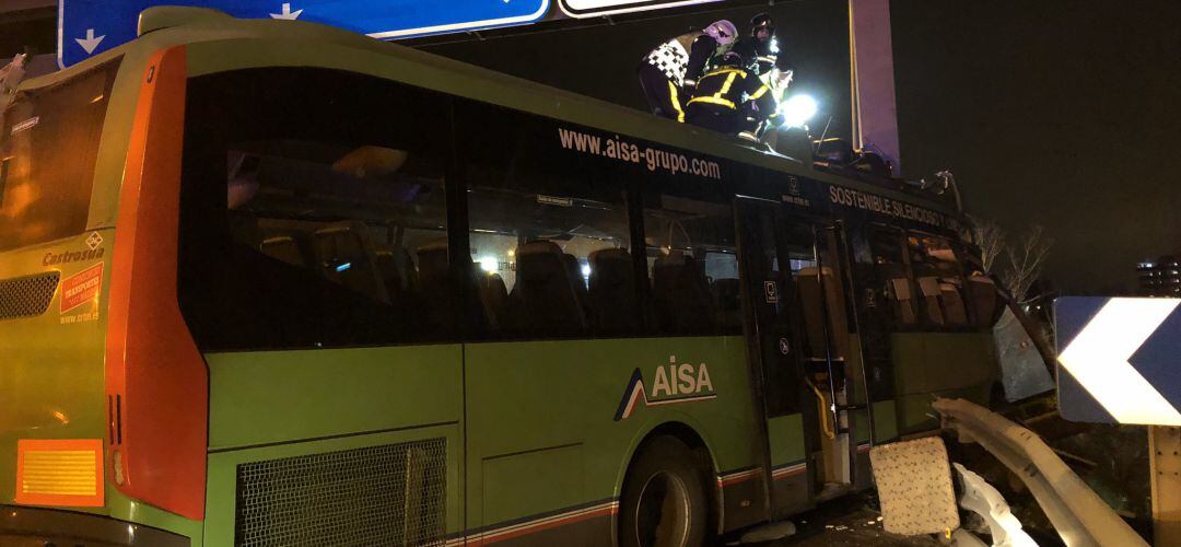 El autobús empotrado contra el lateral de la autovía
