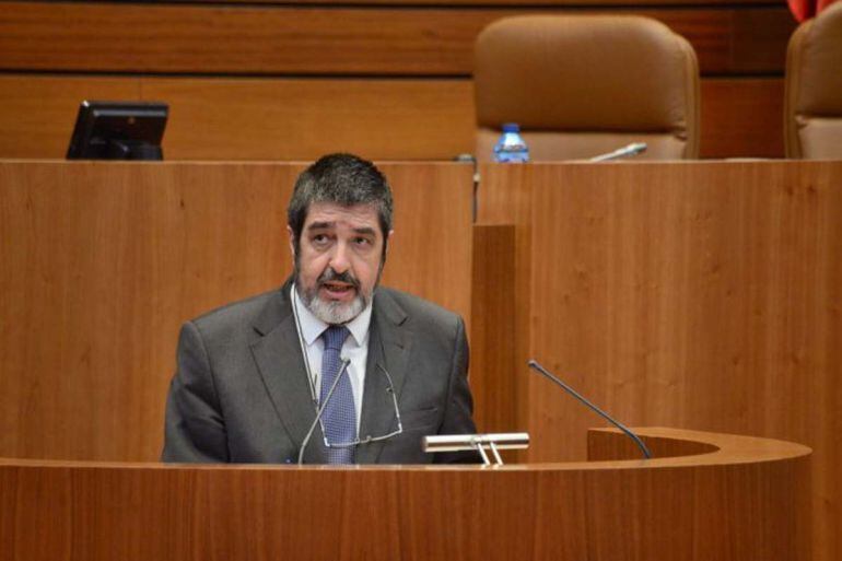 El procurador Manuel Mitadiel interviene en el pleno de las Cortes 
