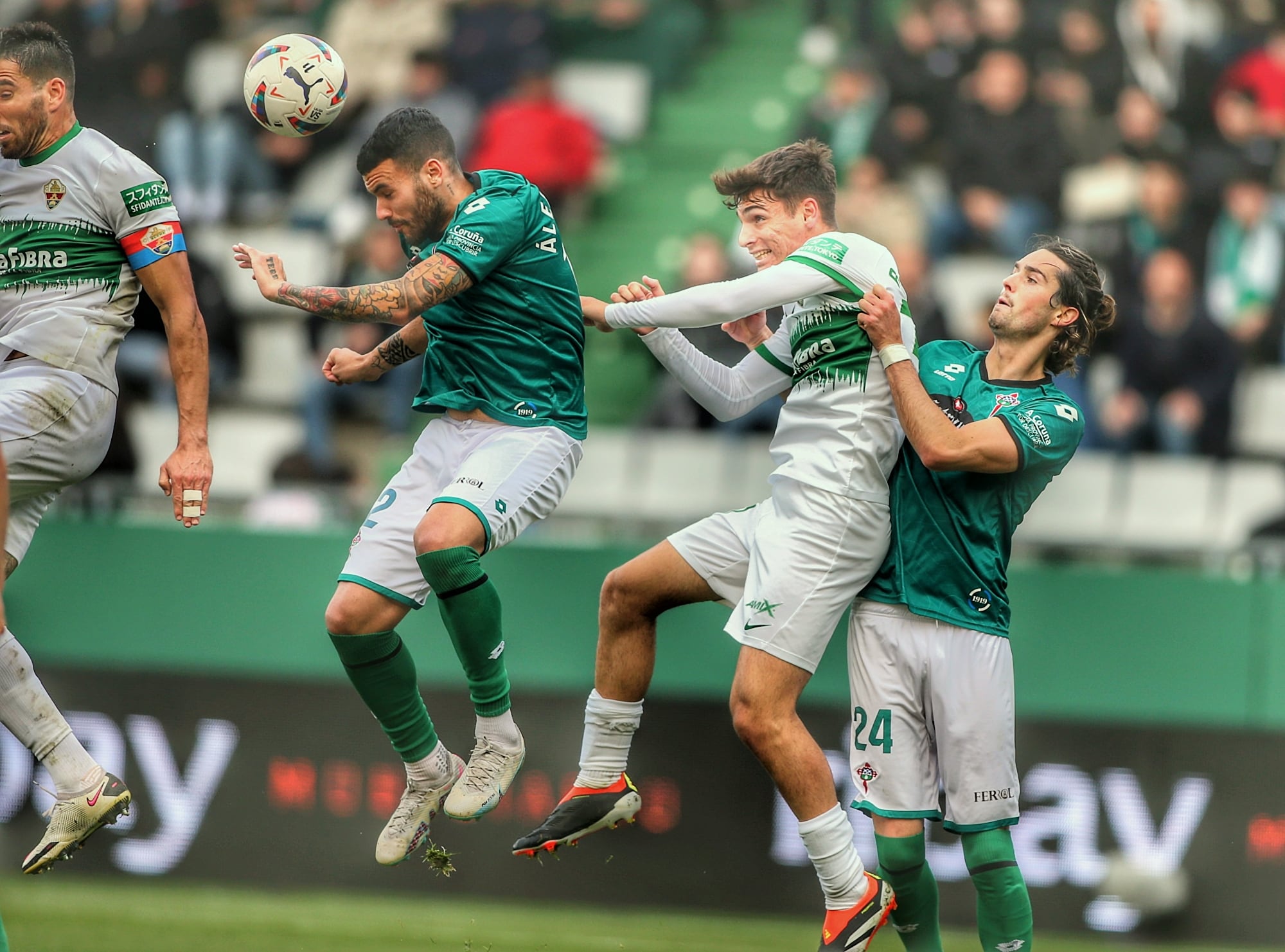 Álex Martín y Sergio Cubero, en una jugada del Racing-Elche en A Malata (foto: Mero Barral / Cadena SER)