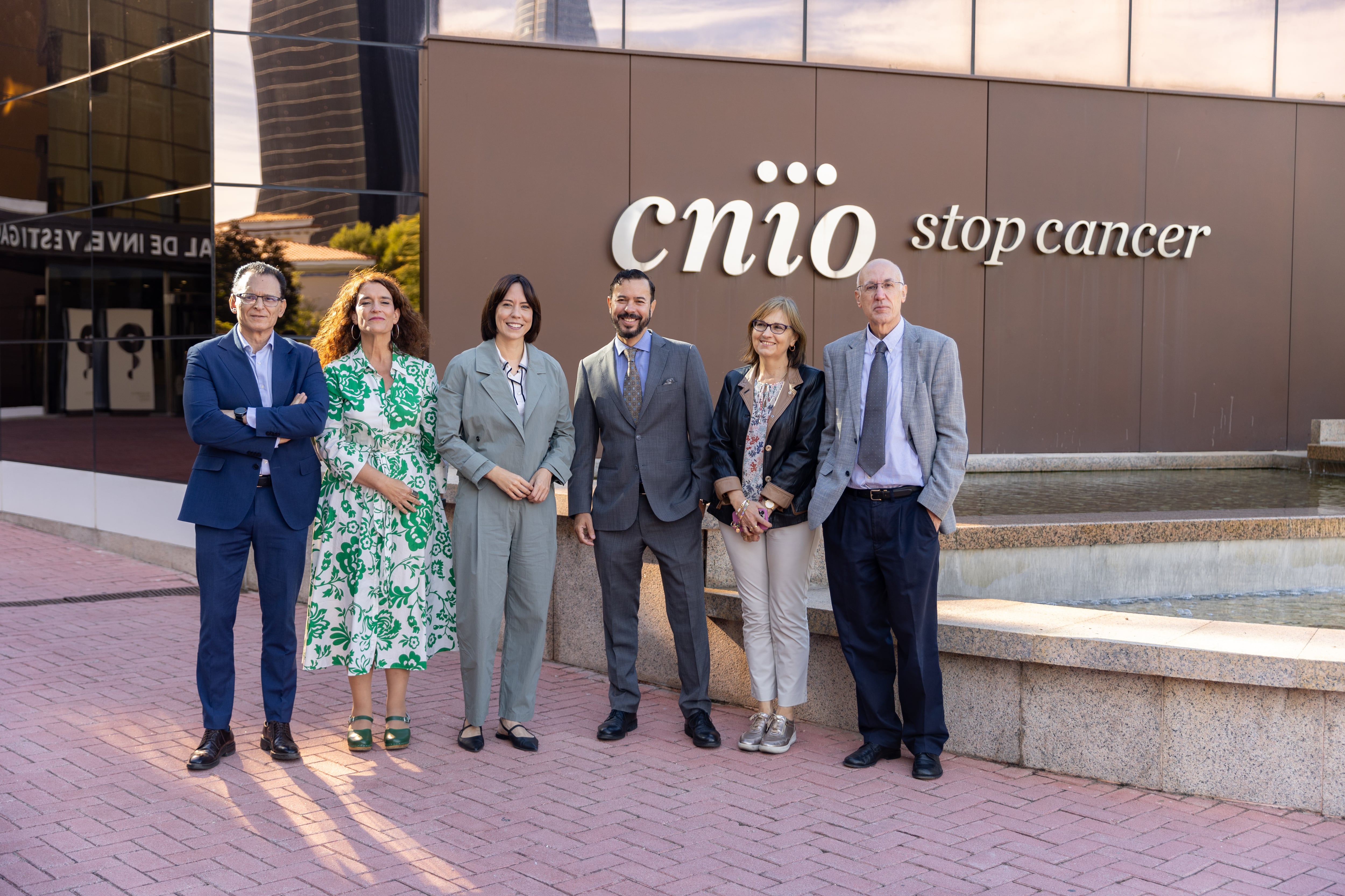 El gerente del CNIO, José Manuel Bernabé, a la izquierda, junto a la ministra de Ciencia, Innovación y Universidades, y otros miembros en la sede del organismo.