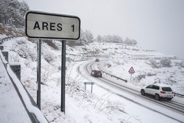 Unos coches circulan por la CV15 en el Coll d&#039;Ares cuando la nieve ha cubierto el interior de la provincia de Castellón trás nevar en cotas superiores a los 600 ó 700m desde la madrugada y durante toda la mañana. 
