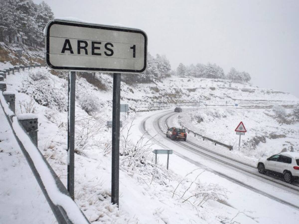 La nieve cierra colegios en el interior de Valencia y Castellón