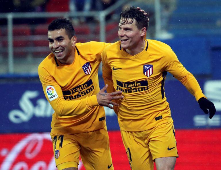 El delantero francés del Atlético de Madrid Kevin Gameiro celebra con Correa tras marcar ante el Eibar.