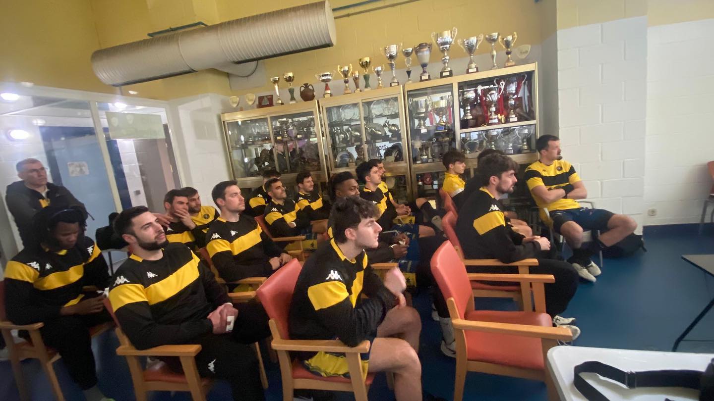 La plantilla del Tubos Aranda, durante una de las charlas previas de Mariano Ortega