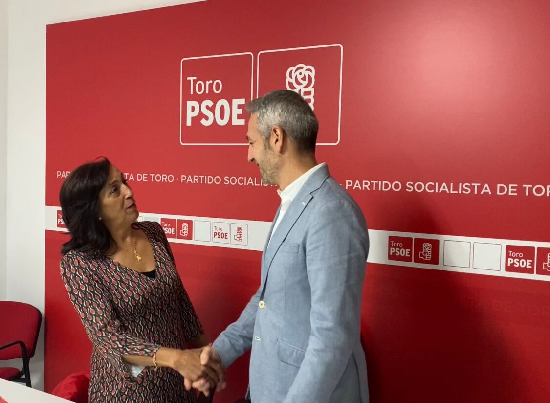 Ángeles Medina y Carlos Rodríguez tras presentar la moción de censura en la sede del PSOE de Toro