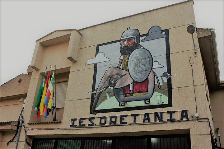 Fachada del IES Oretania de Linares.