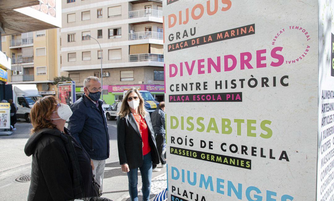 Visita de la directora general de Comercio, Artesanía y Consumo de la Generalitat Valenciana, Rosana Seguí, a los mercadillos de Gandia