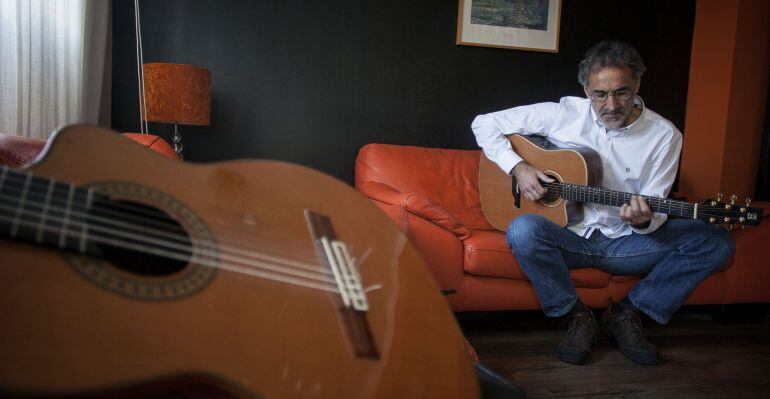 Rafa Sánchez, con su guitarra.